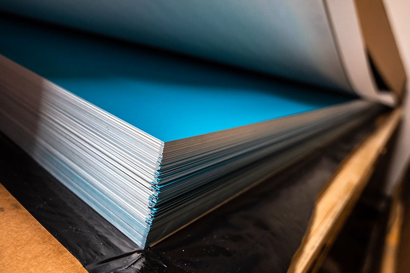 Le magazine est d’abord gravé au laser sur des plaques souples en aluminium pour une impression offset – procédé qui permet d’imprimer en grandes quantités. Il faut huit plaques au total pour encrer
les feuilles de papier : une par couleur en recto, une par couleur en verso. La bobine de papier glisse d’abord sur la plaque encrée en noir, puis en cyan (bleu), puis en magenta (rouge) et en jaune. La synthèse
de ces quatre couleurs permet d’obtenir toutes les nuances chromatiques souhaitées. Les encres utilisées sont fabriquées à partir de bases végétales (soja ou colza) qui présentent une moindre toxicité par rapport aux encres minérales (à base de pétrole).