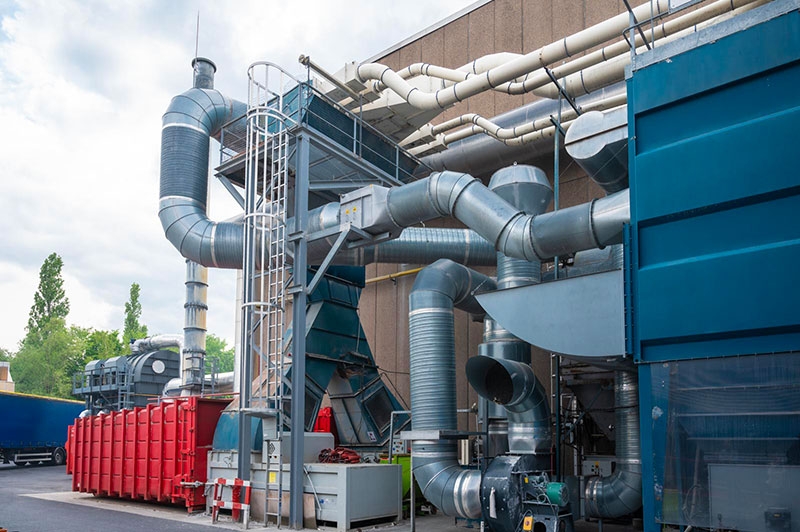 Là, c’est un système d’aspiration des poussières de papier de l’usine. Elles aussi sont récupérées, filtrées et transformées en briquettes compactes destinées à divers usages suivant l’adage « rien ne se perd, rien ne se crée tout se transforme ».