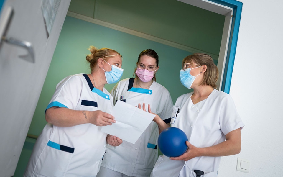 En lien avec les animatrices, Émeline prépare la séance de travail des résidents qu’elle suit. Elles évaluent les attentes et les besoins de chacun d’entre eux afin de leur garantir un accompagnement sur mesure. Émeline fait aussi le point quotidiennement avec les infirmières pour s’assurer de la capacité des résidents à participer aux ateliers qu’elle propose.