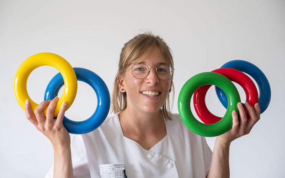 Émeline Pedro travaille au sein de l’établissement depuis seize ans. Pour devenir EAPA, elle a suivi un cursus universitaire : une licence sciences et techniques des activités physiques et sportives (Staps), avant de valider un master. Chaque année, 2 000 étudiants obtiennent une licence APA-Santé et 500 étudiants un master APA-Santé.