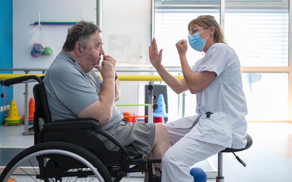 Tous les matins, Émeline reçoit plusieurs résidents pour des séances individualisées. Serge, 74 ans, effectue trente minutes de vélo, de la « boxe » et un exercice de lancer de ballon. « Ça nous fait bouger, ça nous oblige à nous concentrer. On se sent bien physiquement et moralement après la séance. »