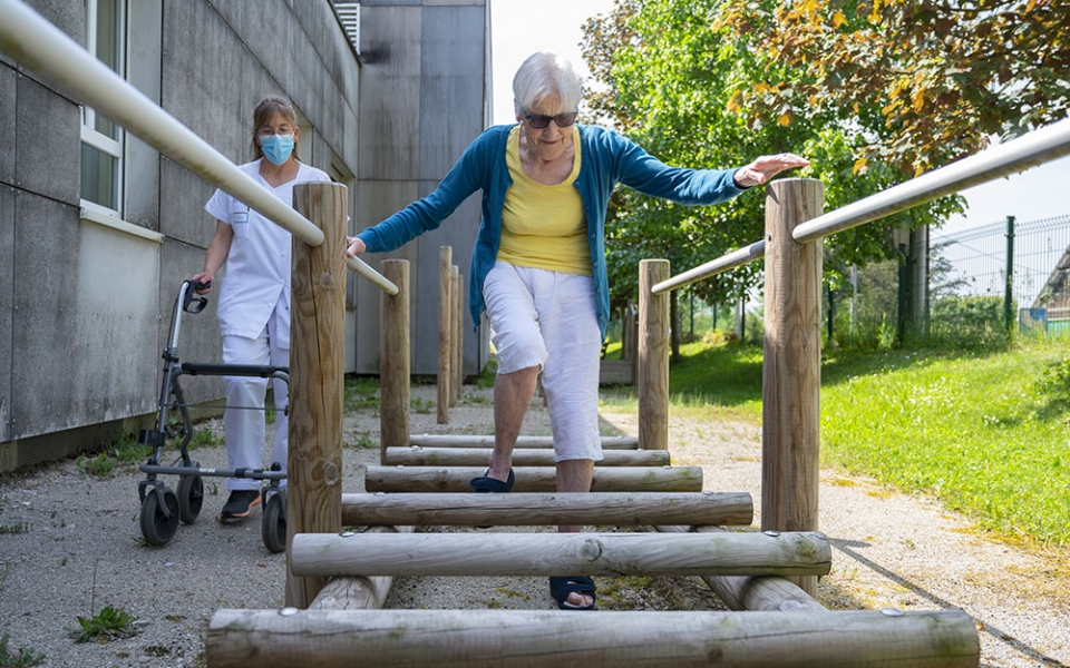 Poutre, dôme, saut de puce… Françoise, 85 ans, enchaîne les exercices sur les agrès installés à l’extérieur. « Être dehors, sous le soleil, c’est ce que j’aime », confie-t-elle.