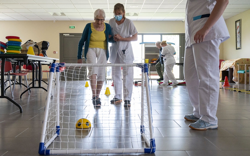 Durant une heure, une dizaine de résidents se retrouvent dans la salle polyvalente de l’établissement pour une séance collective de gym douce.