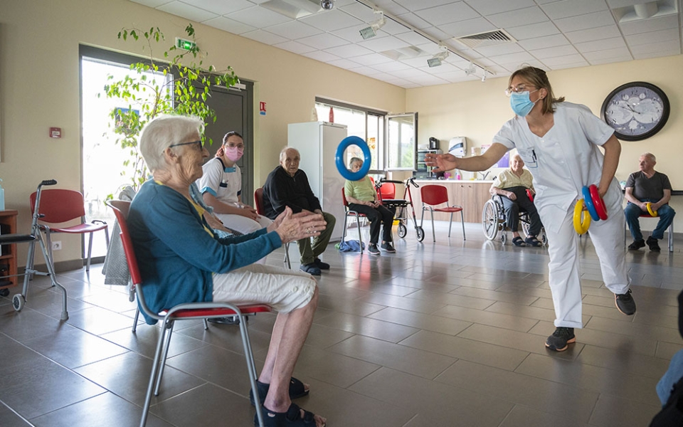 Durant une heure, une dizaine de résidents se retrouvent dans la salle polyvalente de l’établissement pour une séance collective de gym douce.