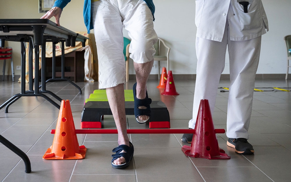 Les participants multiplient les activités – ici lancer d’anneaux et franchissement d’obstacles – pour travailler la coordination des mouvements, les réflexes et l’équilibre. Afin de favoriser et d’encourager la pratique du sport, les résidents participent aussi à des compétitions interétablissements. Au menu : basket, fléchettes, quilles, golf… « En plus de l’émulation que cela crée pour chacun d’entre eux, ces événements favorisent les rencontres et le lien social. » Le 1er juin dernier, les résidents ont notamment participé aux journées paralympiques de Quingey.