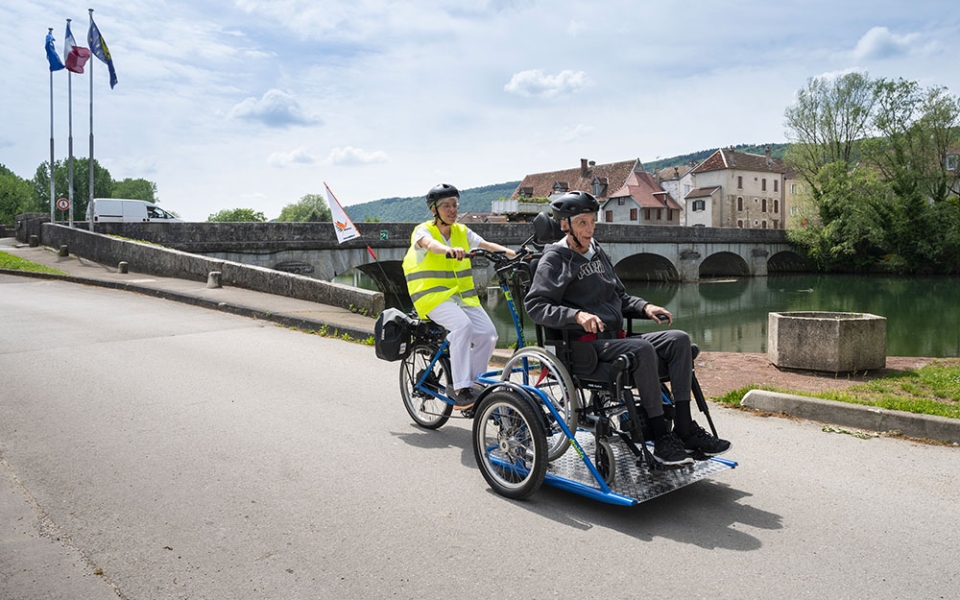 Après avoir installé André, Émeline l’emmène pour une promenade le long de la Loue, la rivière qui traverse le village. Cette sortie enchante l’octogénaire : « Cela me rappelle le temps où j’allais pêcher », confie-t-il. Émeline est fière de son métier : « Toutes ces activités engendrent des bénéfices physiques et psychologiques pour les résidents. Ils sont bien dans leur tête. »