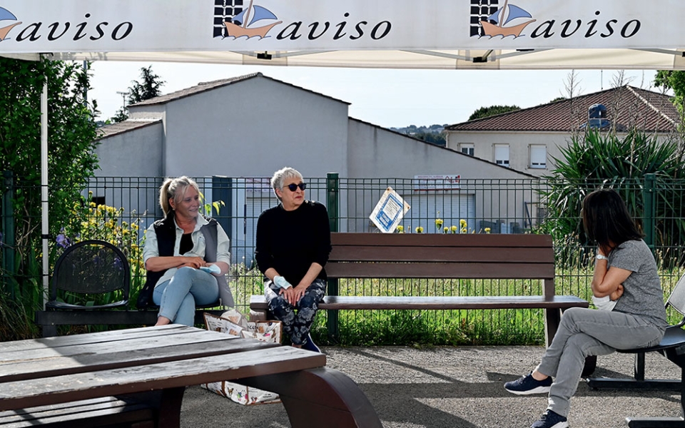 L’association Aviso a aménagé les espaces extérieurs fr la prison où patientent les familles en visite au parloir.