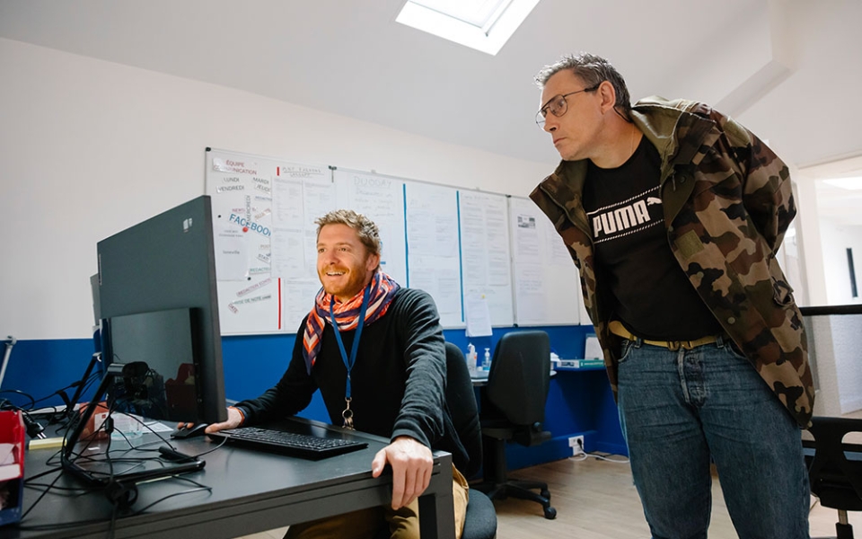 Bertrand, salarié, aide Yannis, un membre à accéder au serveur interne.