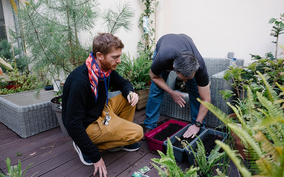 Atelier jardin sur la terrasse pour Bertrand, salarié et Yannis, membre.