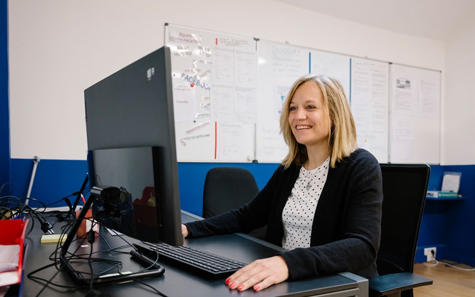 Carina, membre du Clubhouse, qui fréquente le Clubhouse depuis 2018, vient trier ses e-mails du travail.