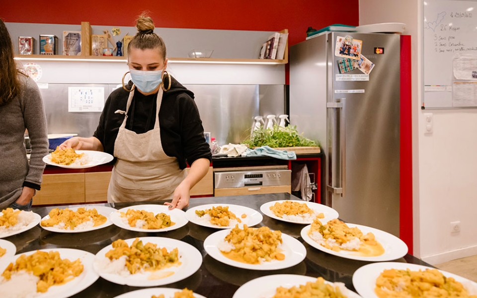 Chloé, salariée, lance le service du déjeuner.