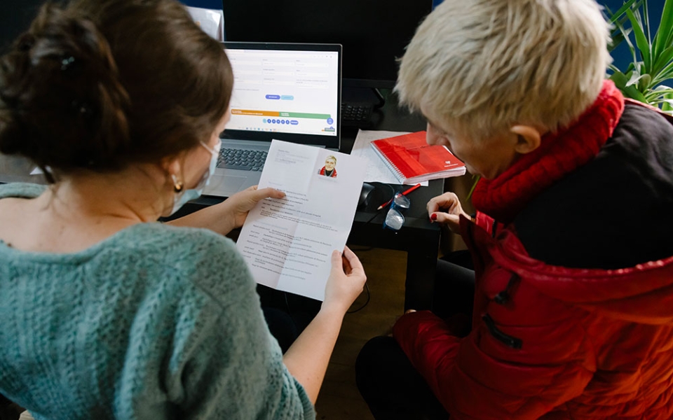 Dorothée, salariée, aide Annie, membre du Clubhouse à finaliser son CV.