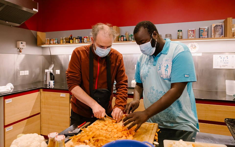 Emmanuel et Brahima, deux membres du Clubhouse préparent le repas du jour.