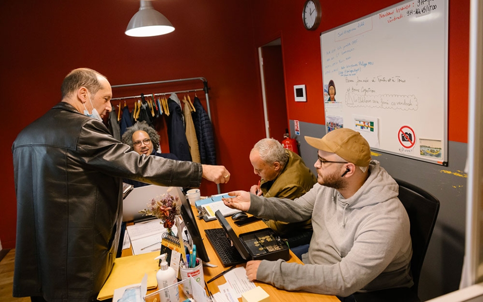 La caisse ouvre un peu avant l’heure du déjeuner. Le repas coûte 2 euros à chaque membre, 2,30 avec un café.