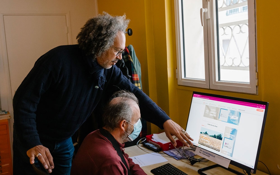 Samir est salarié, il aide Emmanuel à cherche une recette sur internet.