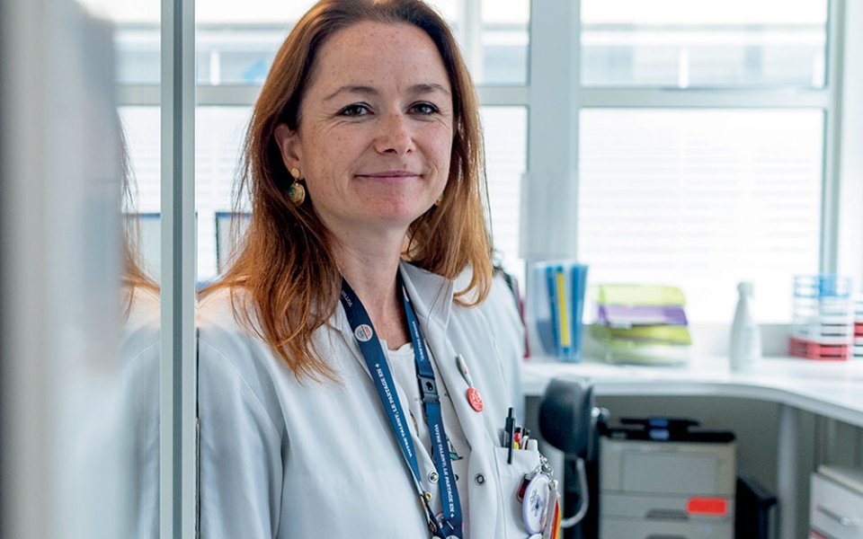 Anne-Laure, 40 ans, au service de distribution et délivrance depuis dix-neuf ans. « C’est tout sauf monotone, on ne sait jamais à l’avance si la charge de travail va être importante ou non ! Lorsque je prépare des produits pour un patient précis, j’ai vraiment l’impression d’être utile. »