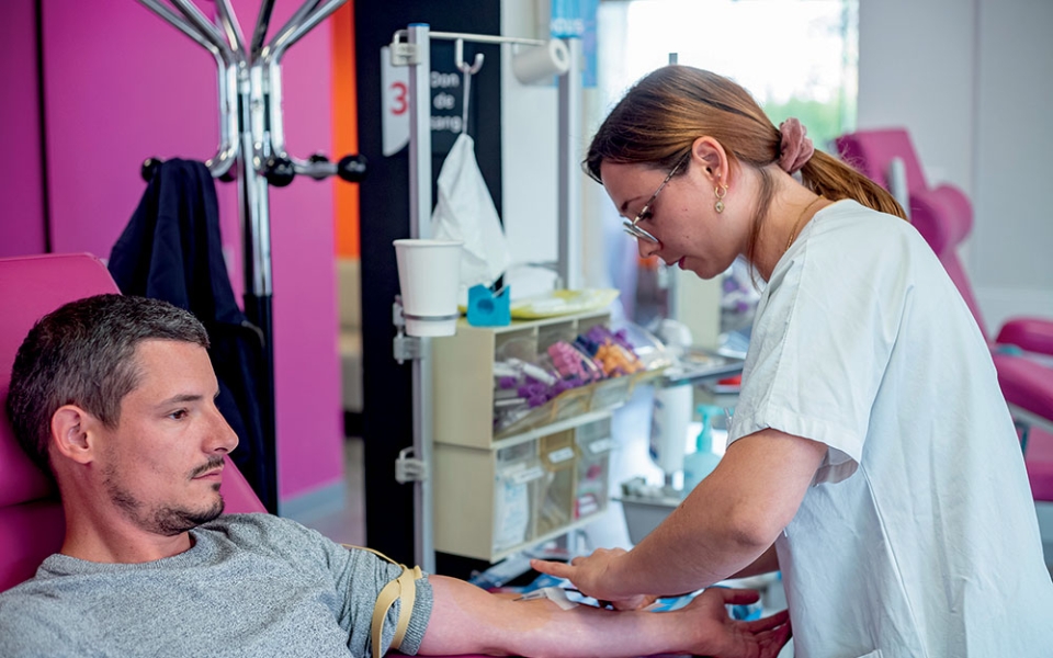 Toute personne de 18 à 70 ans et plus de 50 kg peut a priori donner son sang, jusqu’à six fois par an pour un homme et quatre fois par an pour une femme. Chaque jour, 10 000 dons sont nécessaires pour répondre aux besoins.