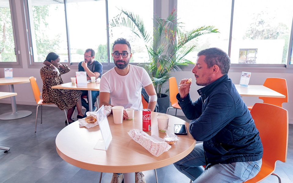 Grâce à une collecte organisée par leur entreprise et l’EFS, et la mise en place d’une navette spécialement affrétée, ces salariés du Crédit Mutuel Arkéa sont venus donner leur sang sur leur temps de travail.