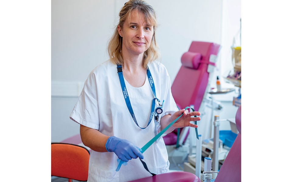 Isabelle, 41 ans, est infirmière de prélèvement depuis quelques mois. « Avant, je travaillais dans un service de réanimation et je réalisais beaucoup de transfusions. Ici, je continue à sauver des vies, mais je suis de l’autre côté de la barrière ! »