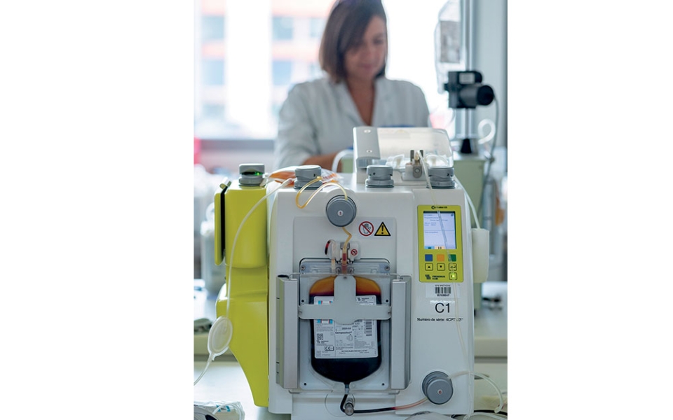 Une machine permet de séparer les globules rouges, les plaquettes et le plasma. Chacun dans une nouvelle poche, ils seront conservés à des températures et pour des durées différentes.