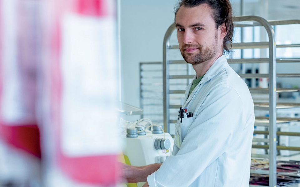 Philippe, 31 ans, est préparateur depuis quatre ans. « Pour éviter la monotonie et les gestes répétitifs, on tourne sur les différents postes du service. C’est un travail en équipe qui me plaît assez. »