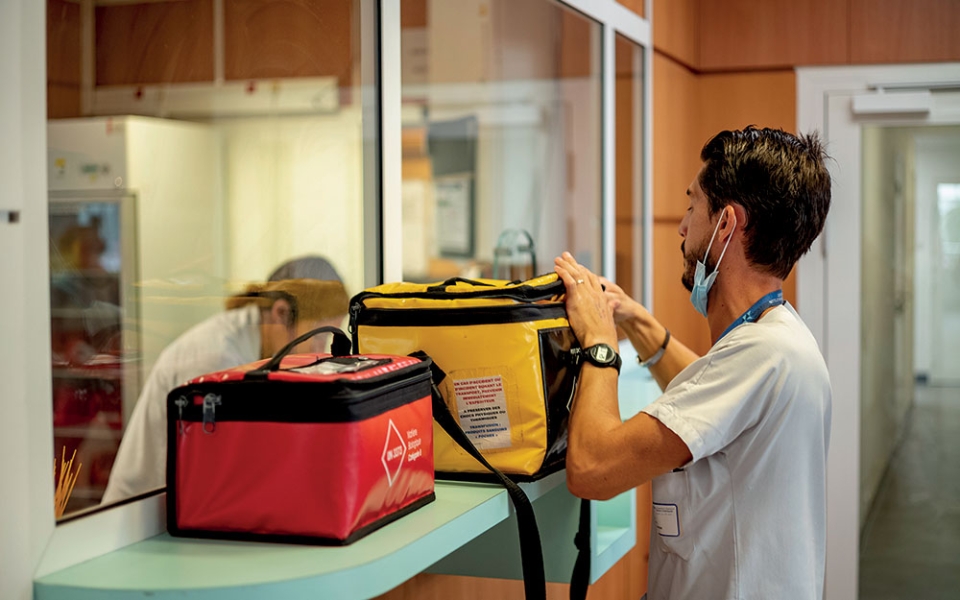 La délivrance consiste à préparer des produits sanguins pour un patient donné, selon une prescription médicale adressée par un hôpital. Lorsqu’il y a urgence vitale, ces produits sont livrés en moins de trente minutes.