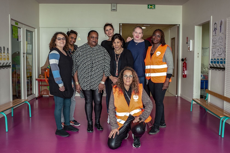 École maternelle Saint-Exupéry.
Florise et Malika (en chasuble orange à droite sur la photo) ont organisé une réunion d’information.
Lilyane, Corinne, Betty, Alexandra, Nezha et Fatima, toutes Atsem, voudraient davantage de moyens
et plus de reconnaissance.