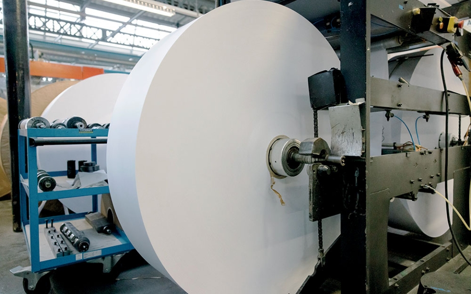 L’usine produit 2 milliards d’enveloppes par an. Le papier est acheté auprès d’un fournisseur finlandais qui gère ses forêts de manière responsable et « replante de quatre à dix arbres pour un arbre coupé ».