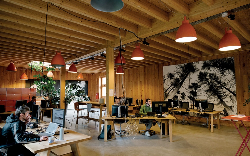 À côté de son activité de production d’enveloppes, Pocheco développe une activité de conseil (le bureau de conseil en transition écologique Ouvert), pour aider des entreprises et des collectivités qui souhaitent amorcer leur transition écologique et énergétique. Ouvert compte 350 clients.
