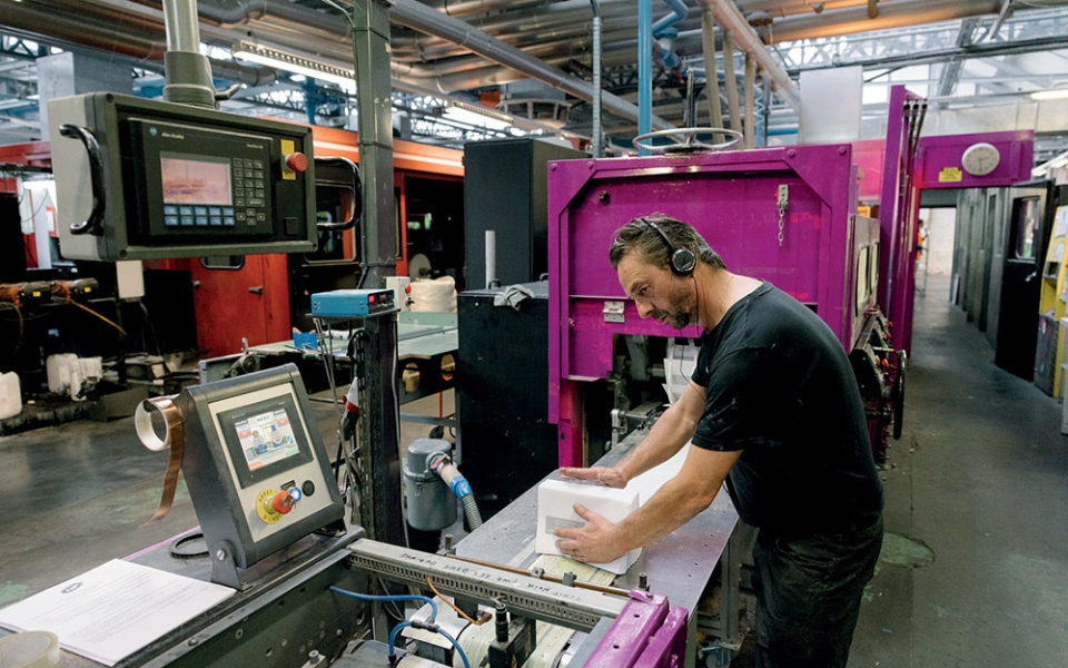 Les machines d’où sortent les enveloppes produisent énormément de chaleur, du fait de leur système de pompes à vide. Cette chaleur, qui auparavant partait dans la nature, est désormais récupérée pour chauffer les bureaux (avec un complément assuré par une chaudière utilisant les palettes recyclées). Chez Pocheco, rien ne se perd, tout se transforme !