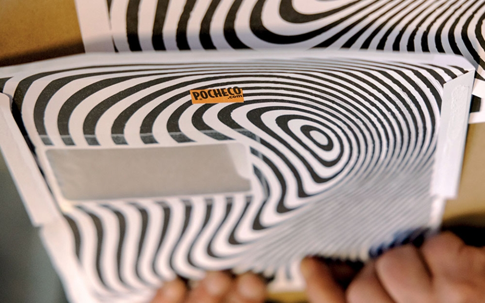Les fenêtres des enveloppes en plastique ont été remplacées par des fenêtres en papier. Ce qui permet accessoirement d’utiliser un procédé de collage plus simple et plus sobre.