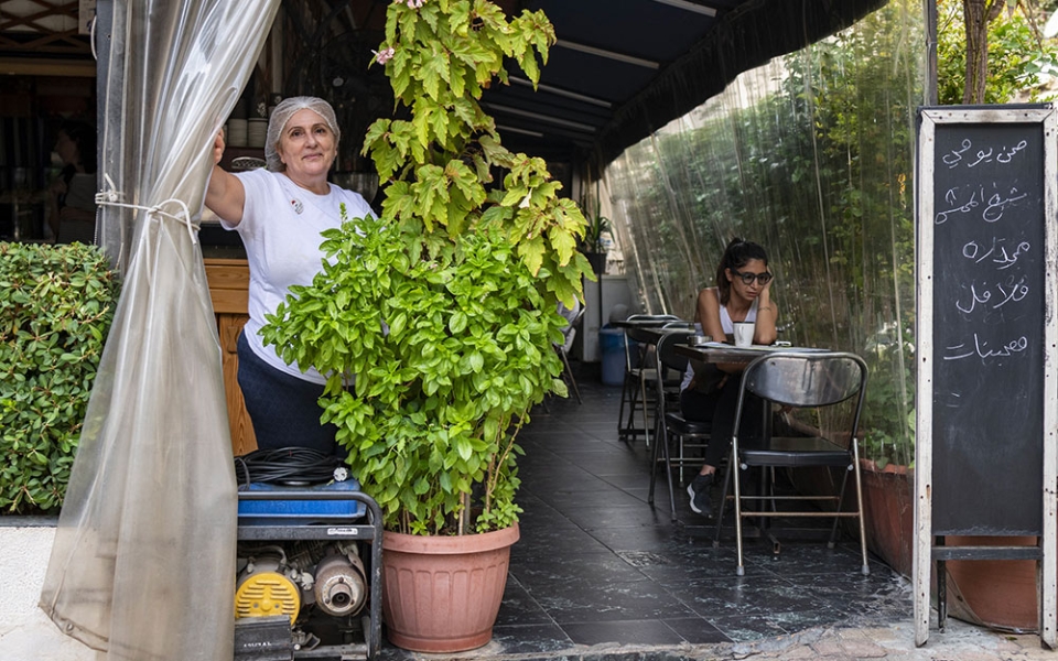 Les petits commerçants n’ont ni les moyens ni la surface nécessaire pour installer des panneaux. Lors des coupures du générateur, Jacqueline Haddad, restauratrice, utilise son groupe électrogène.