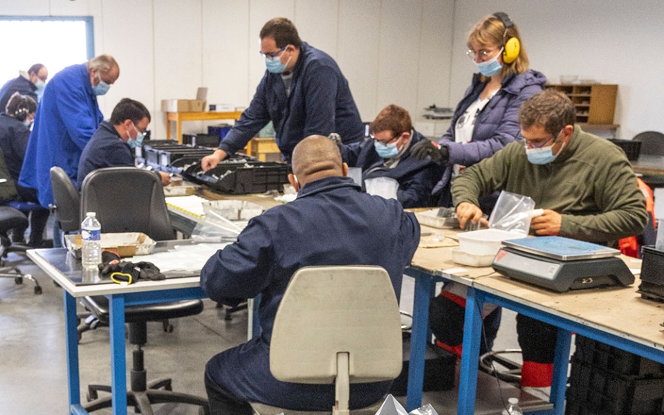 En tant qu’usagers du secteur médico-social, les employés de l’Ésat perçoivent environ 800 euros nets mensuels, complétés par des prestations sociales. Cette rémunération est composée de deux parties : l’État verse 50,7 % du Smic et l’établissement verse un complément qui ne peut être inférieur à 5 % du Smic. À cela s’ajoutent l’allocation aux adultes handicapés (AAH) pour plus des trois quarts des usagers (350 euros), une prime pour l’emploi, des aides au logement. Leur revenu peut alors avoisiner 1 400 euros nets.