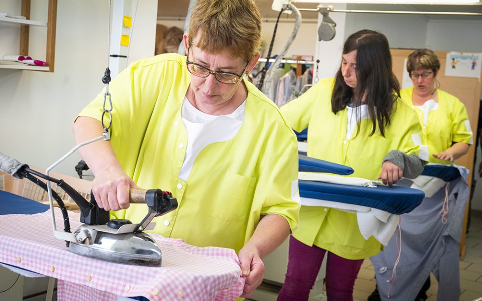 La blanchisserie fait travailler 19 personnes. Elle fait partie des activités traditionnelles d’un Ésat, avec le service des espaces verts, la restauration et le conditionnement.
