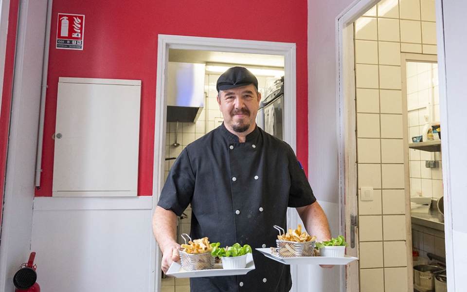 Éplucher, cuisiner, servir, gérer les stocks, c’est un apprentissage complet.
