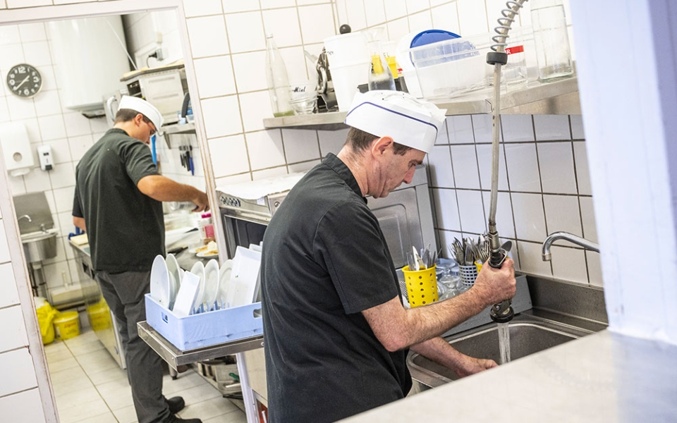 Les travailleurs des Ésat ne sont pas des salariés au sens du code du travail.
Ce sont des usagers d’un établissement médico-social ; ils sont donc soumis au code de l’action sociale et des familles. Ils n’ont pas d’instances représentatives du personnel mais peuvent s’exprimer au sein d’un conseil de la vie sociale (CVS).