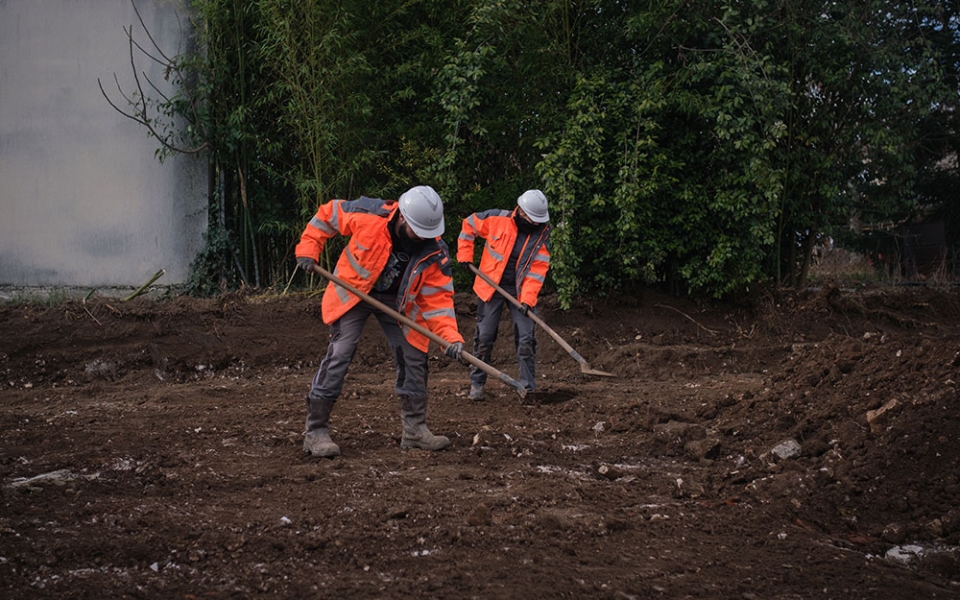 Dans un premier temps, les archéologues mettent au jour les restes des murs et fondations enfouis sous plusieurs mètres de terre.