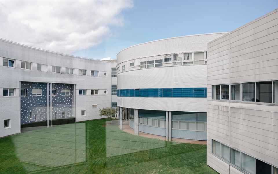 Le service se trouve au centre d’un bâtiment spécifique qui abrite aussi la maternité, la pédiatrie ou encore la gynécologie.