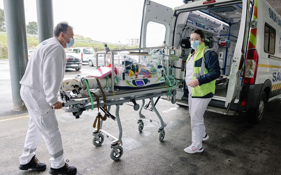 Arrivé en urgence de la maternité de Lannion où il vient de naître, Élio présente une petite difficulté respiratoire. Il est immédiatement pris en charge par le service, avec deux infirmières et une pédiatre, qui lui administrent les premiers soins.