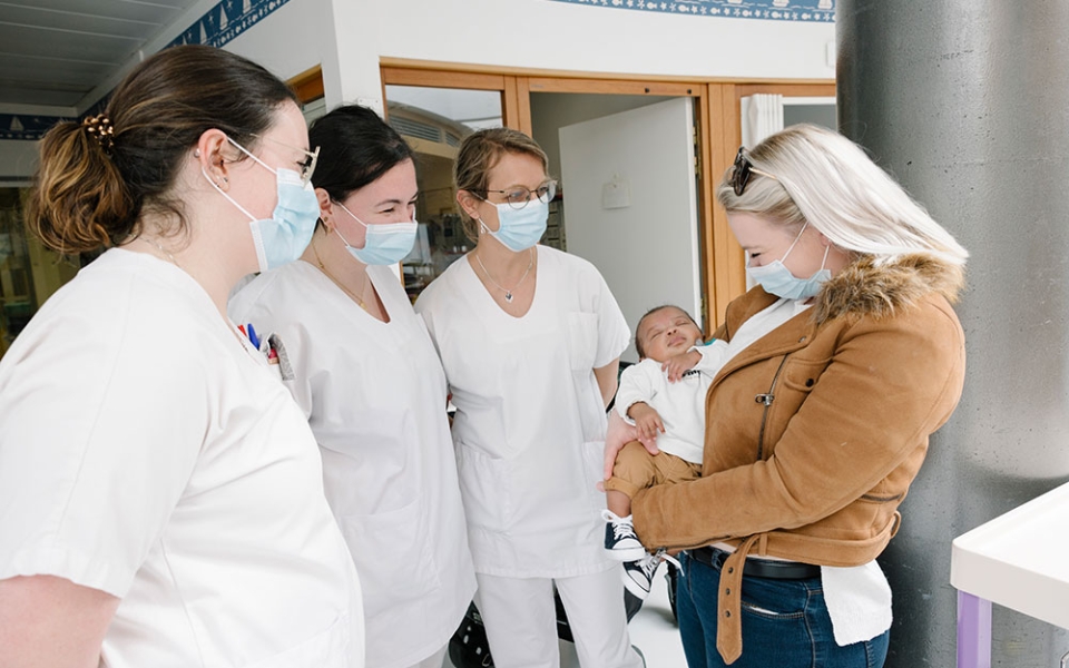 De passage à l’hôpital pour une visite, la mère de Soa a voulu dire bonjour au service qui a accueilli son fils pendant plusieurs semaines. Les professionnelles apprécient : « Ça fait plaisir de vous revoir ! »