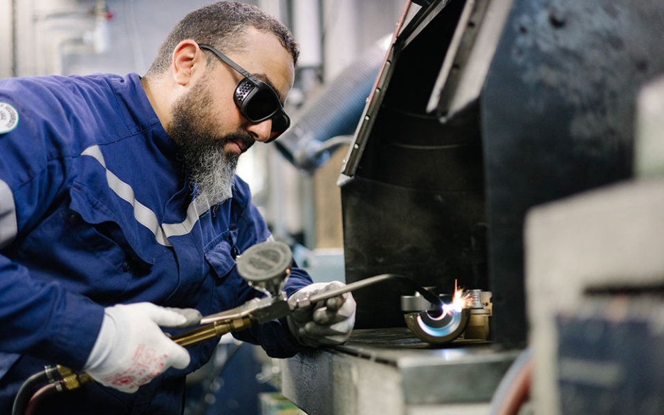 Les moules en laiton n’ont pas de durée de vie mais au bout d’un certain nombre de cycles, une petite remise à neuf s’impose. C’est le travail de Mohammed, dans l’usine depuis 2003 : « On suit le rythme de production. Le moindre défaut de réglage peut tout faire dérailler. » Entre 70 et 120 moules sont réparés chaque jour.
