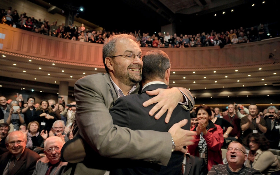 Le 29 novembre 2012, Laurent Berger succède à François Chérèque lors d’une assemblée générale chargée en émotion, dont cette accolade fraternelle est devenue le symbole.