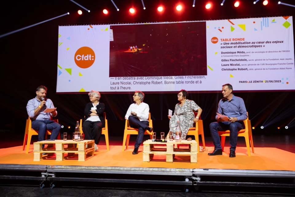 Pour cette journée, la CFDT a organisé une table ronde matinale intitulée « Une mobilisation au cœur des enjeux sociaux et démocratiques », qui réunissait Dominique Méda, sociologue, professeure à Paris Dauphine et directrice de l’Irisso ; Gilles Finchelstein, secrétaire général de la Fondation Jean Jaurès ; Laure Nicolaï, secrétaire générale de la CFDT de Bourgogne-Franche-Comté ; Christophe Robert, président de la Fondation Abbé Pierre.