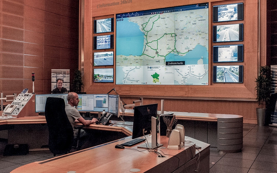 Le Centre d’information trafic (CIT) de Vedène supervise 3 000 km de réseau autoroutier. Comme au PC sécurité, les opérateurs travaillent en trois-huit. Les équipes sont dimensionnées en fonction des prévisions du trafic.