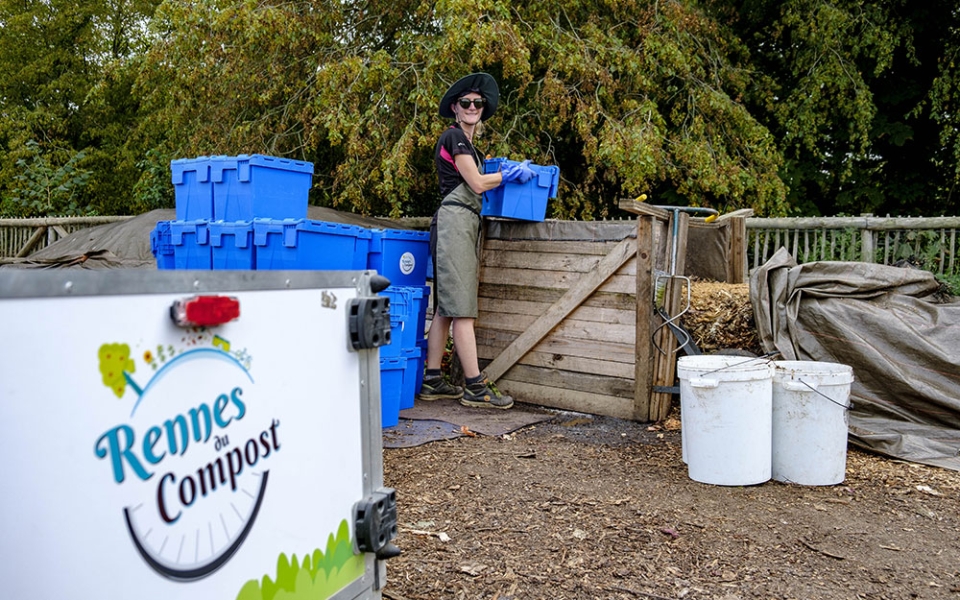 Après la pesée, commence la phase de valorisation du compost, qui suppose un équilibre précis entre 70 % de matière azotée (les déchets organiques) et 30 % de produits carbonés (apport de broyats livrés chaque mois par un élagueur du coin).