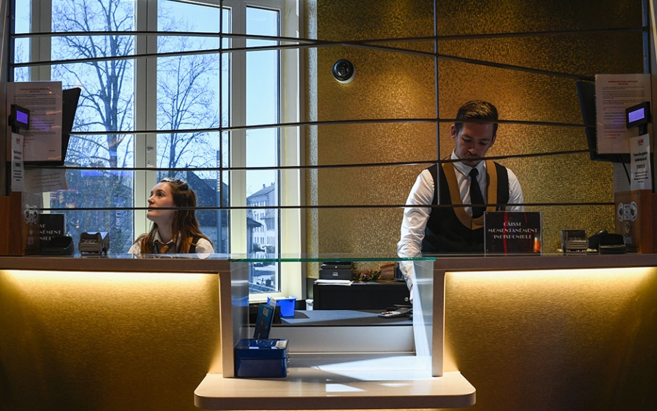 Les salariés en contact avec l’argent sont agréés par le ministère de l’Intérieur qui « vérifie leur moralité » et leur casier judiciaire. Un salarié de casino n’est pas autorisé à jouer. Ici, les salariés travaillent généralement trois ou quatre jours avant d’avoir deux jours de repos. La plupart sont en CDI. Les loyers étant très onéreux dans la région et les salaires plus bas qu’en Suisse, le service des ressources humaines du casino peut leur proposer un logement temporaire.