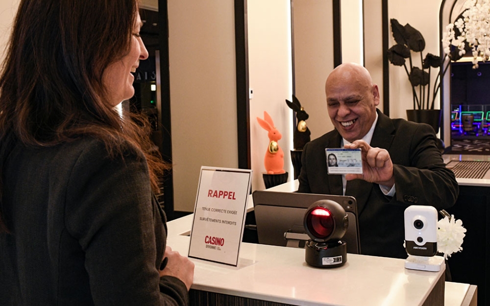 Le contrôleur aux entrées vérifie la carte d’identité du client pour s’assurer qu’il est majeur et qu’il n’est pas interdit de jeux. À défaut, l’entrée lui est refusée. De même, le client doit porter une tenue correcte.