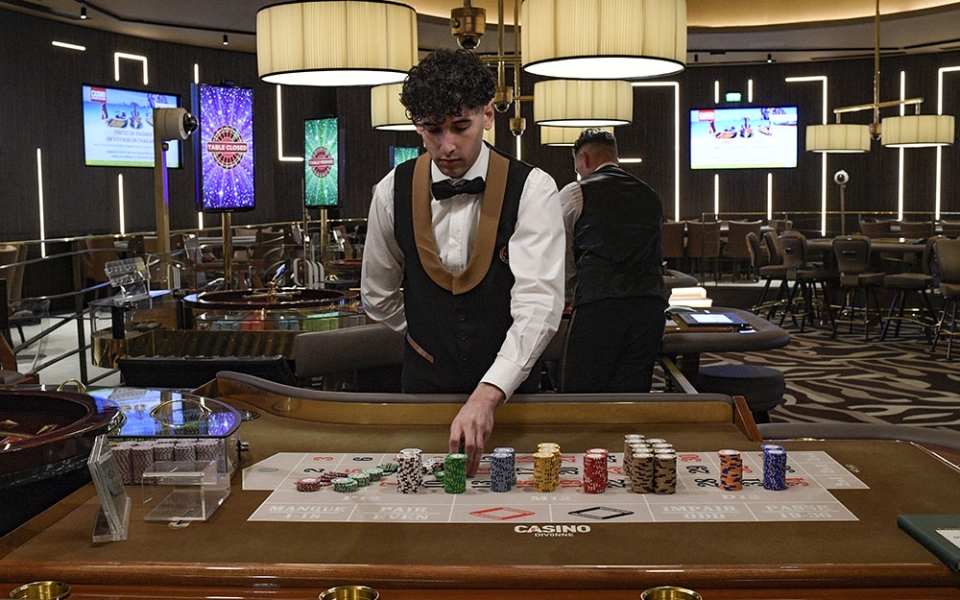 À 19 h 45, les croupiers récupèrent auprès des caissiers les encaisses, c’est-à-dire l’argent disponible pour chaque table, qu’ils comptent sous le contrôle d’un membre du comité de direction (MCD). La salle des jeux ouvre ses portes au public à 20 heures.