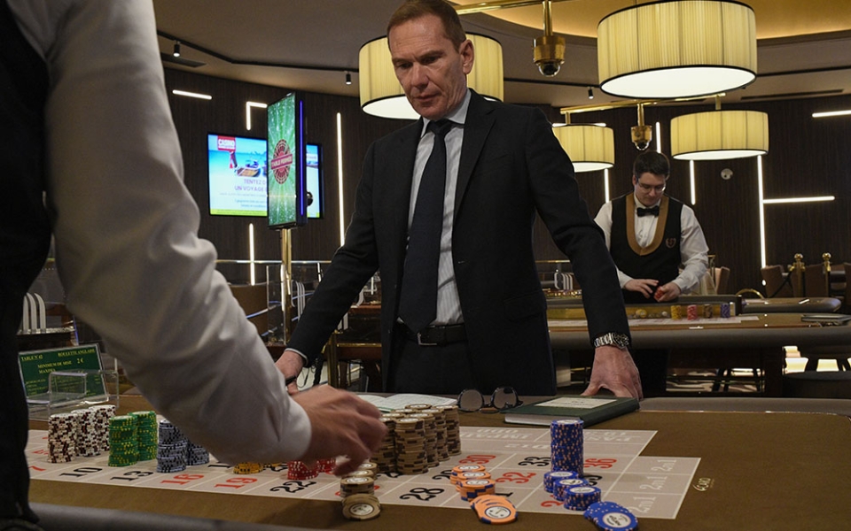 Chaque table est supervisée par un chef de table qui veille au bon déroulement des parties, repère les erreurs de comptage et les tricheries. Quant au MCD (sur la photo), il est chargé de signer les registres officiels à l’ouverture et à la fermeture du casino.