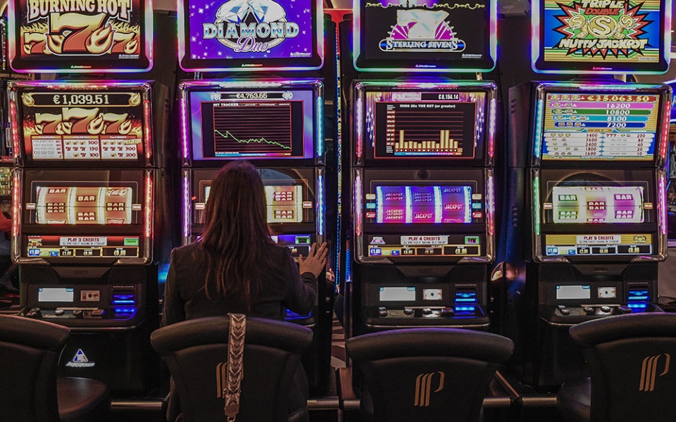 En France, l’exploitation des casinos est très réglementée. Elle est réservée aux stations balnéaires, thermales ou de tourisme, aux villes principales d’agglomérations de plus de 500 000 habitants, dotées d’établissements culturels spécifiques, et aux communes accueillant des courses hippiques ou un haras national. À Paris, l’exploitation est interdite.